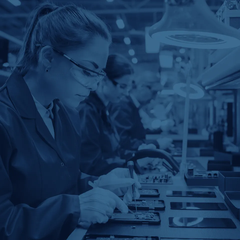Der TAROX Endurance Edge AI erkennt Auffälligkeiten in Prozessen, unterstützt die Qualitätskontrolle und hilft dabei, Fehler frühzeitig zu identifizieren. Foto einer Produktionsstraße mit mehreren Mitarbeitern mit einem dunkelblauem Overlay.