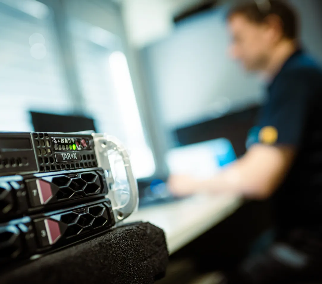 Die hohe Kompetenz und Erfahrung unseres Teams garantieren qualitativ hochwertige Produkte und Dienstleistungen. Lifestyle-Bild eines TAROX Server-Racks.