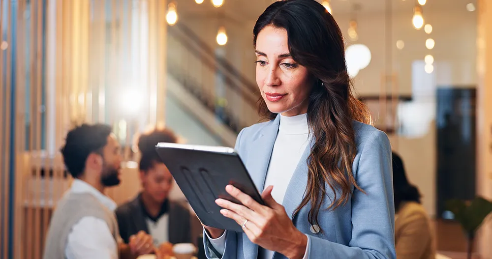 Team-Besprechung mit Tablet