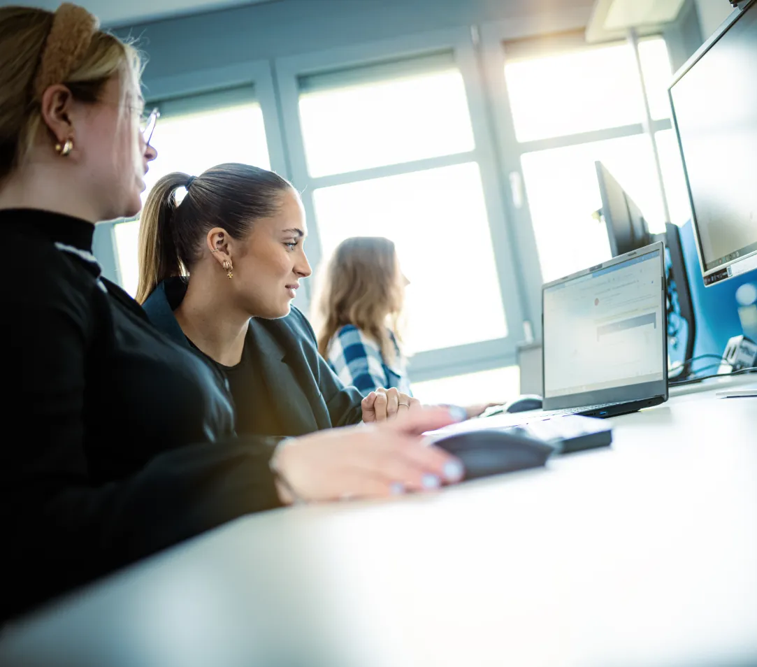 Individuell konfigurierbare PCs und Server nach Maß – optimal auf Ihre Anforderungen abgestimmt und bereit, mit Ihrem Unternehmen zu wachsen. Lifestyle Bild von 2 Mitarbeiterinnen die an einem Notebook sitzen.