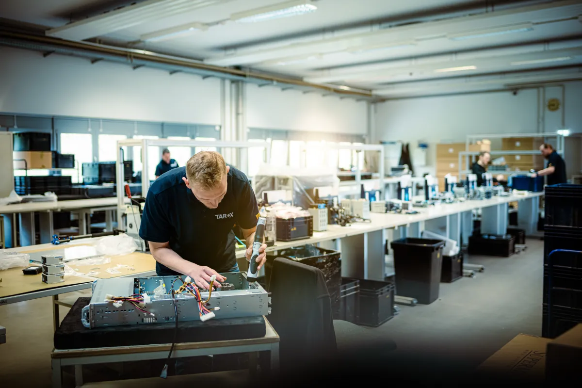 Werde bei TAROX Fachinformatiker/-in mit der Fachrichtung Systemintegration. Foto eines jungen Mannes, der in der TAROX Fertigung einen Server zusammenbaut.